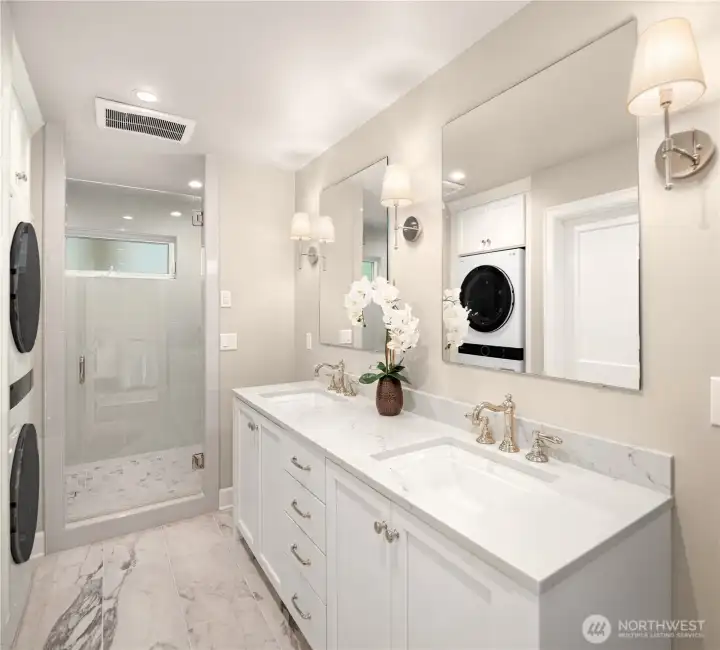Main Floor Ensuite with W/D Main Floor Ensuite with W/D