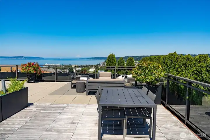 Rooftop deck for 50 Pine Street residence & their guests to enjoy.