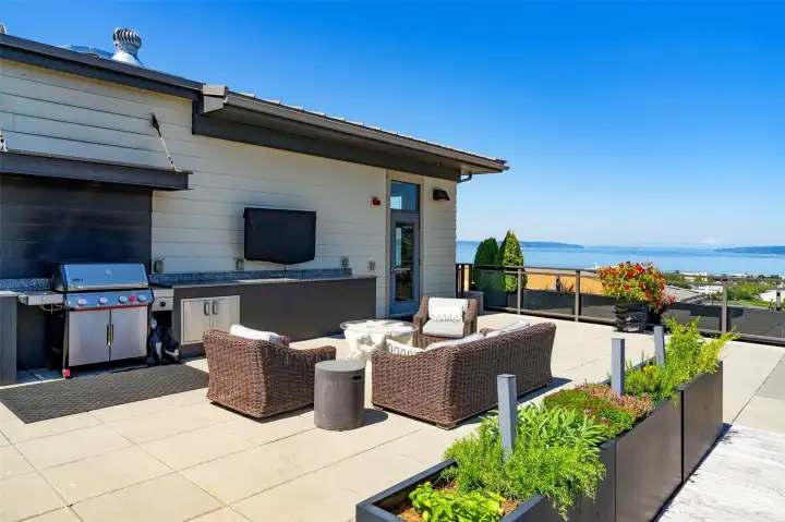Rooftop deck for 50 Pine Street residence & their guests to enjoy. Fire up the grill while watching the game, soaking up some sun or witnessing the everchanging views.