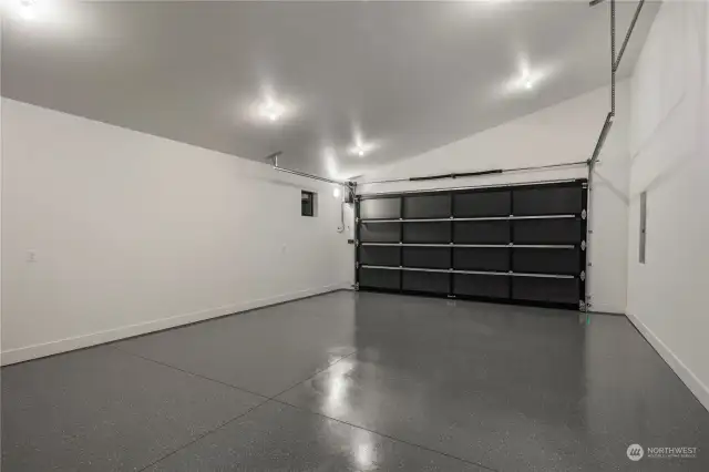 Big garage w/modern garage door & finished epoxy floors!