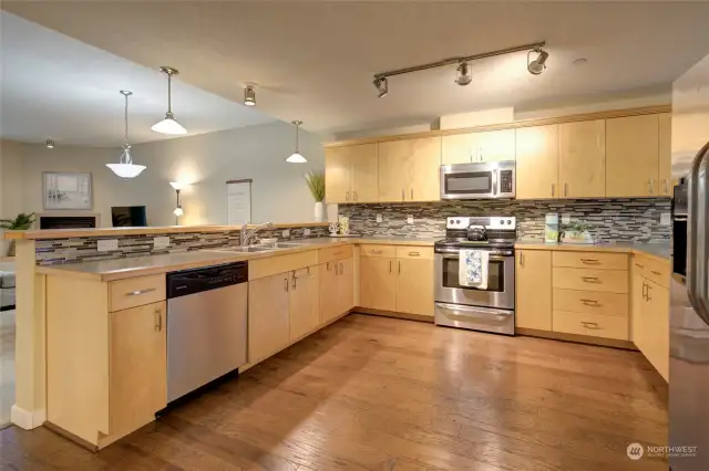 Chefs dream kitchen.. tons of counter space