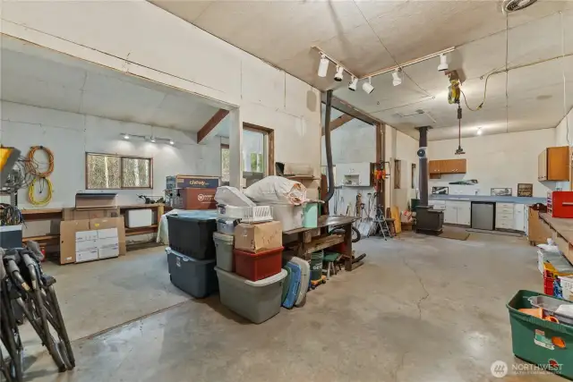Big shop space for all of your tools and ideas!