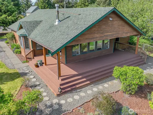 Meticulously landscaped front & side yard that warmly invites family and friends to gather and enjoy