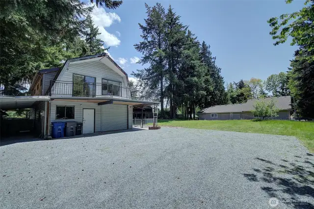 Here you see the garage with the studio apartment above