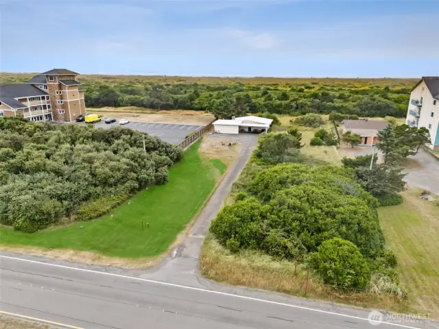 Large Property, with direct access to the beach!