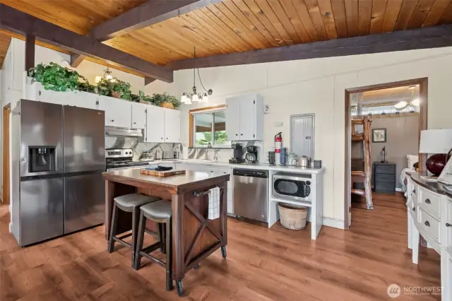 Recently updated kitchen with lightly used appliances