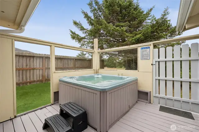 Private hot tub area with wind blocks!
