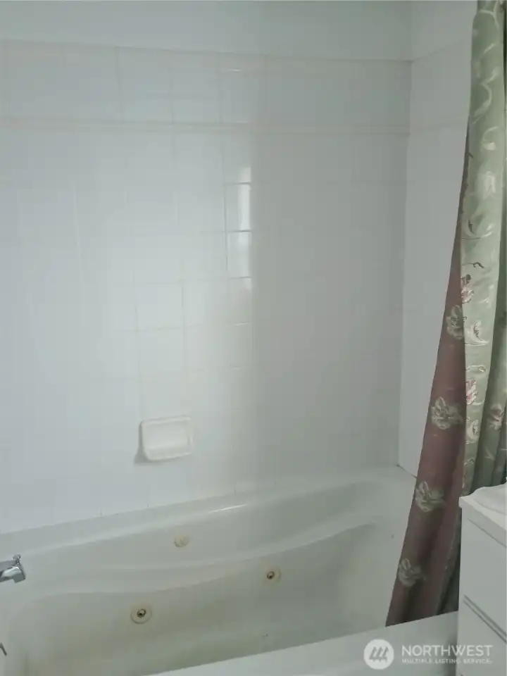 Jetted tub