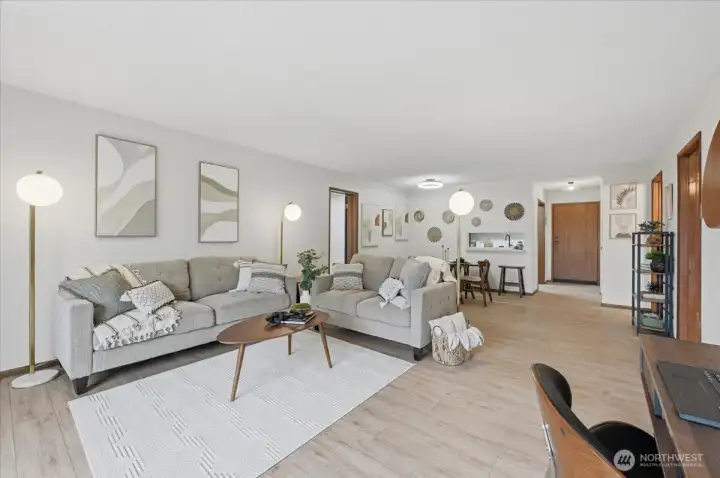 Spacious 1,249sf condo in downtown Everett