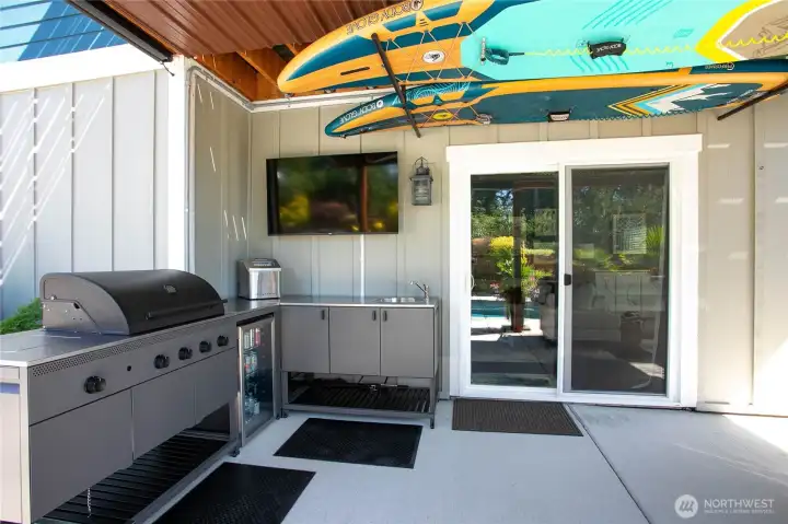 Outdoor kitchen; Easy access to lower level