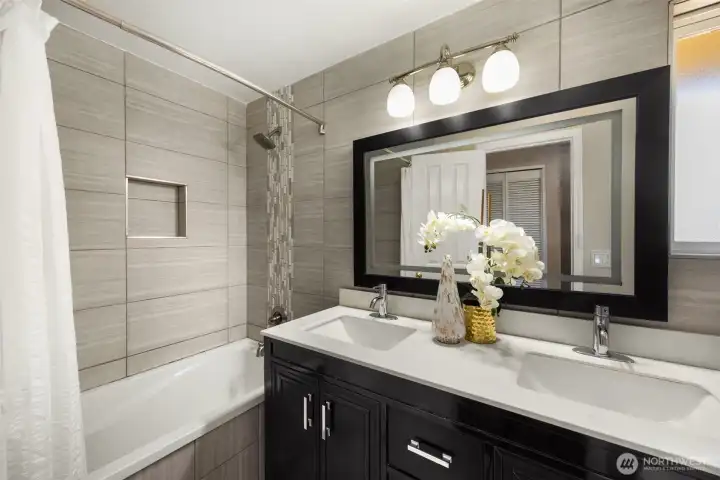 Gorgeous hall bathroom upstairs