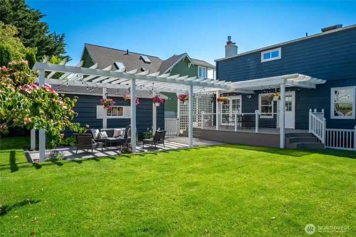 It's lush, inviting & ideal for everything from summer gatherings & gardening to play and peaceful afternoons in the sun.