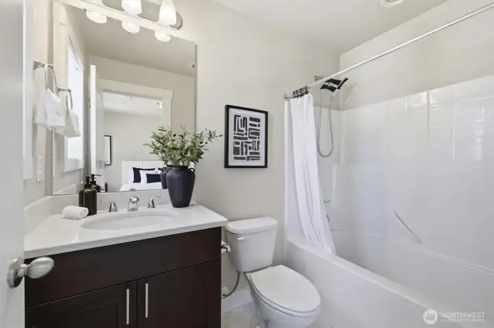 Luxurious bath with bathtub included