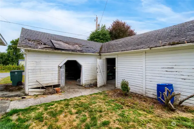 Detached garage area