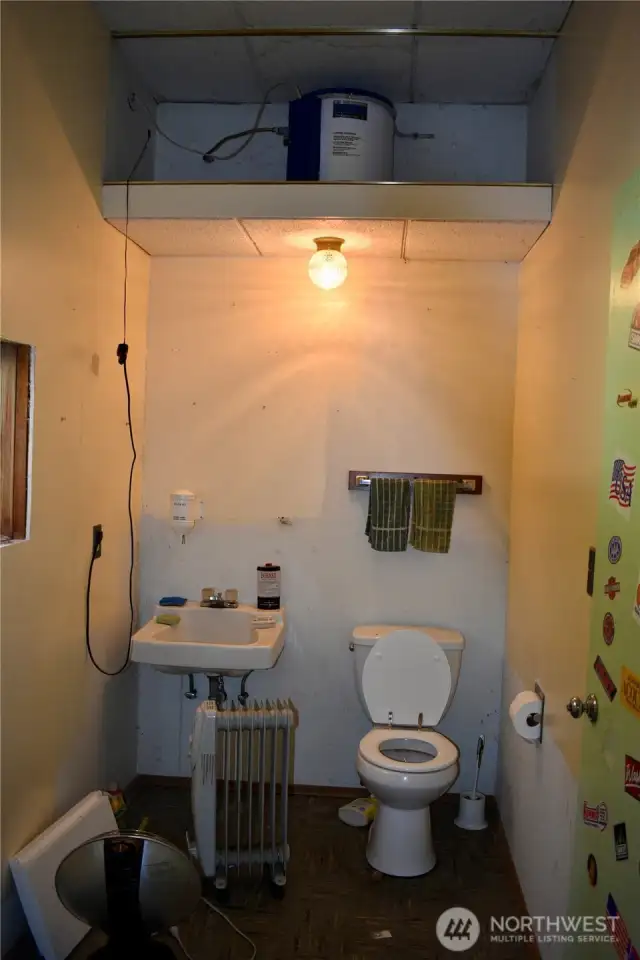 Shop's 1/2 bath