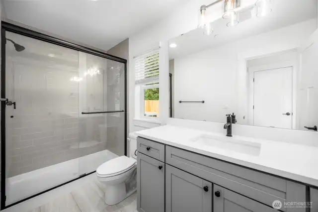 3/4 en-suite bath