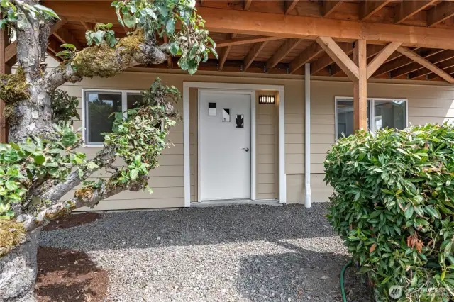Gorgeous  daylight basement entry. Also has interior access to upstairs.