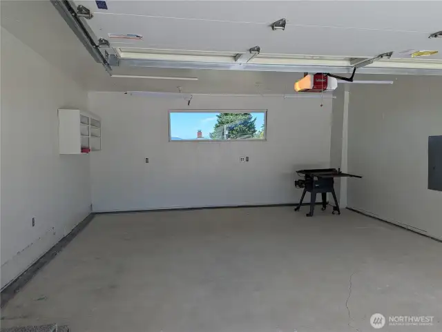 Oversized Garage with a Mountain view!