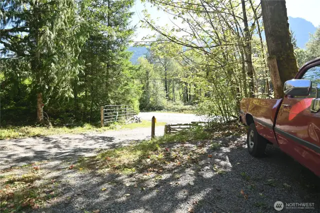 Entrance off Hwy 2 ~ within 20 minutes to Vail/Steven's pass ski & bike resort.