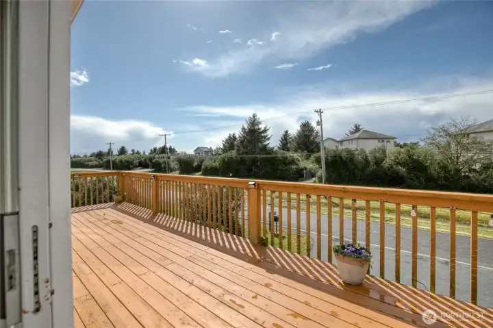 Relax on the large deck and listen to the waves. A terrific place for container gardening!