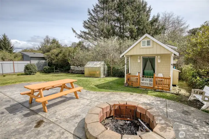 Private picnic area & firepit!
