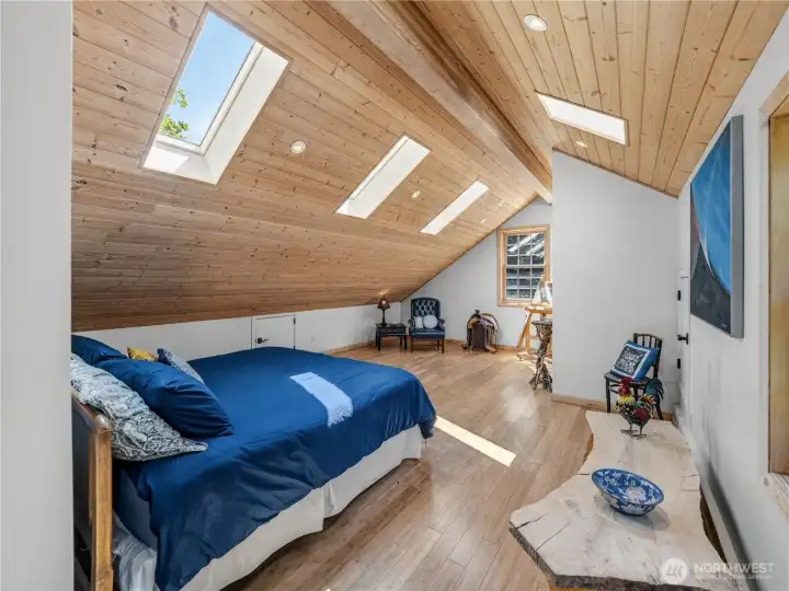 Escape to the loft 4th bedroom with Bamboo floors!