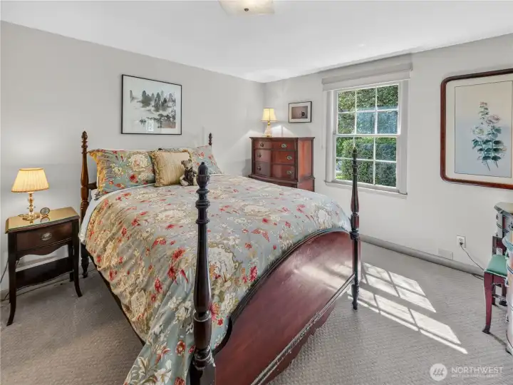 Good sized guest bedroom.