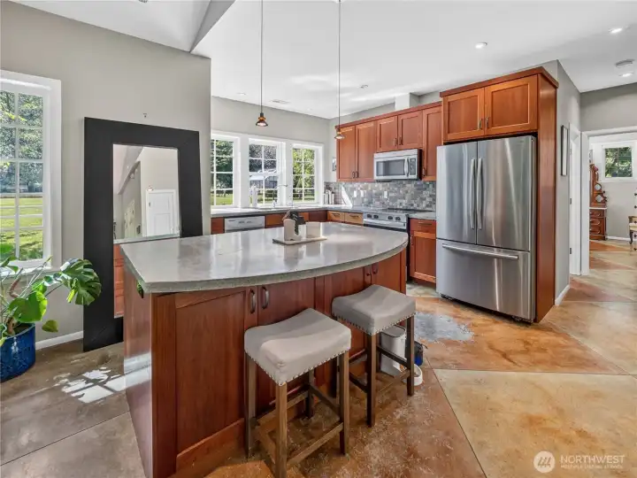 Detached ALU kitchen with stainless steel appliances.