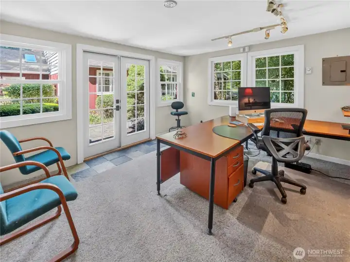 Detached den/office intertior.