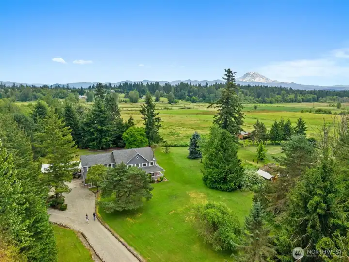 A warm welcome awaits in this beautifully maintained home. A warm welcome awaits in this beautifully maintained home.