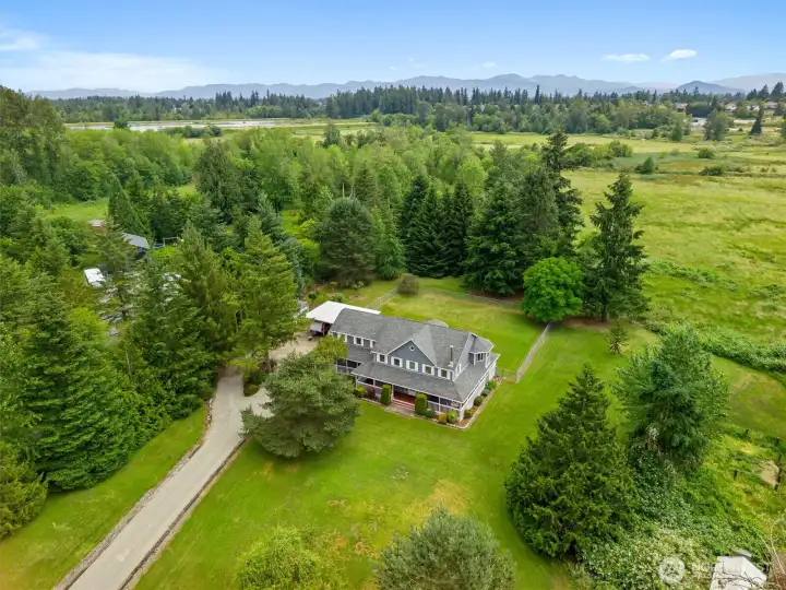 Well-maintained property with timeless appeal and functionality. Well-maintained property with timeless appeal and functionality.