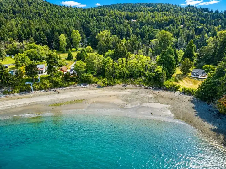 Beach access at Deadman's Bay 1/2 block away. Beach access at Deadman's Bay 1/2 block away.