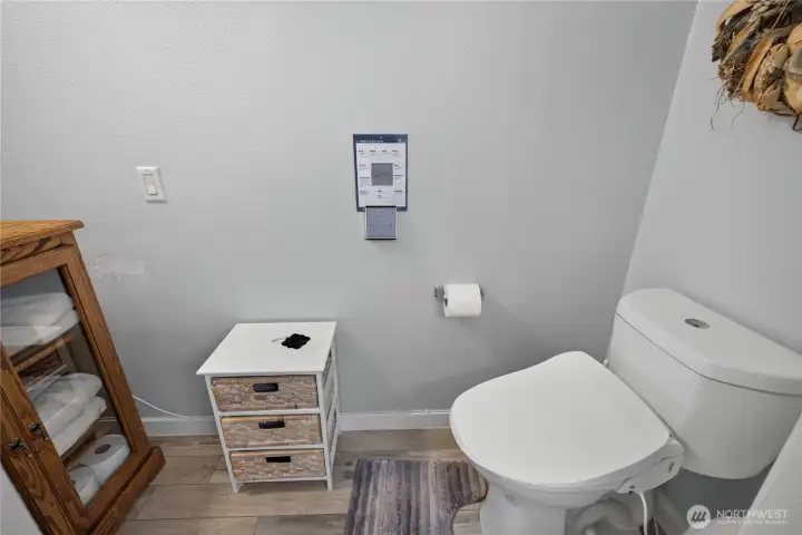 Bath area of primary ensuite. Bath area of primary ensuite.