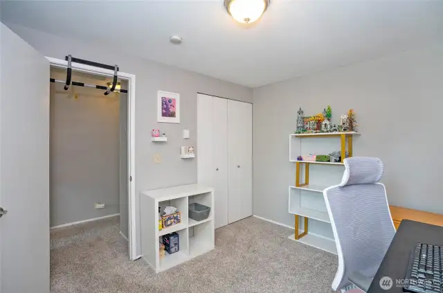 Additional view of the guest suite, highlighting its comfortable and flexible layout.