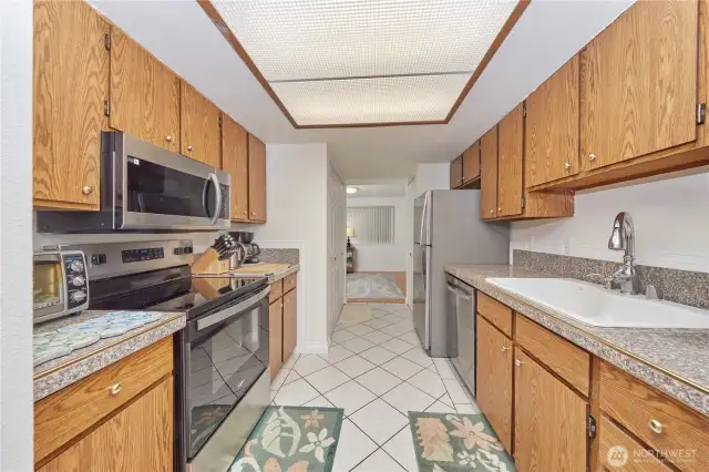 Brand new appliances in the kitchen. Stove/Oven, Microwave, Dishwasher & Refrigerator