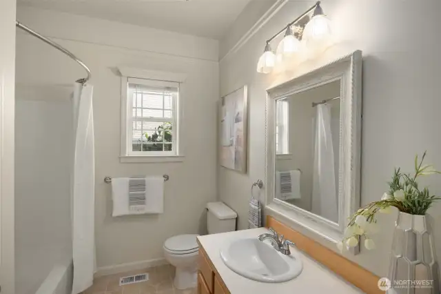 Second bathroom between bedrooms for easy access