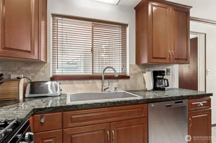Kitchen - custom wood cabinets, granite tile counters, and gas range!