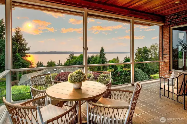 covered all season deck that take advantage of the sweeping views