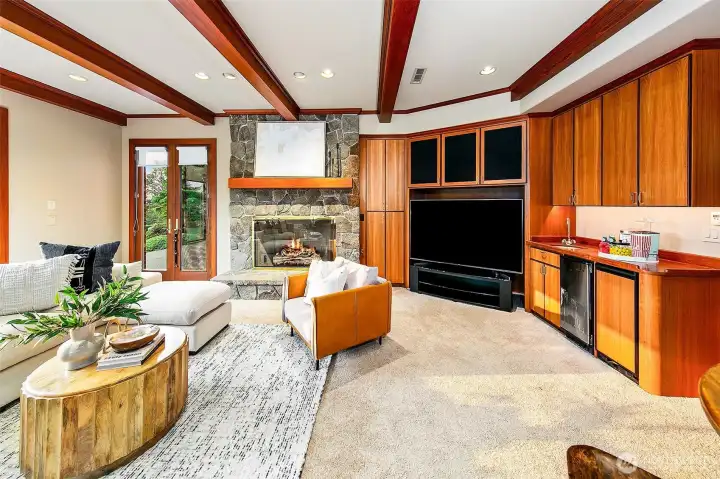 Ideal summer flow for movie nights and easy access to yard / hot tub