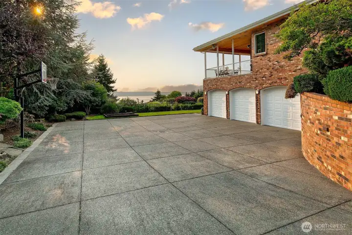 3 car garage and ample turn around/ additional parking space