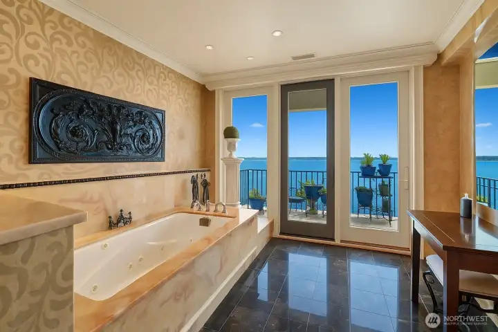 Upper level primary bath