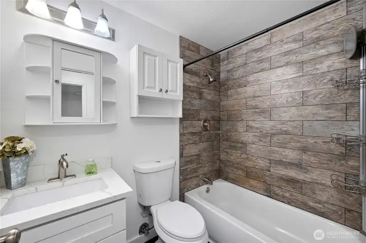 Full bath off hallway