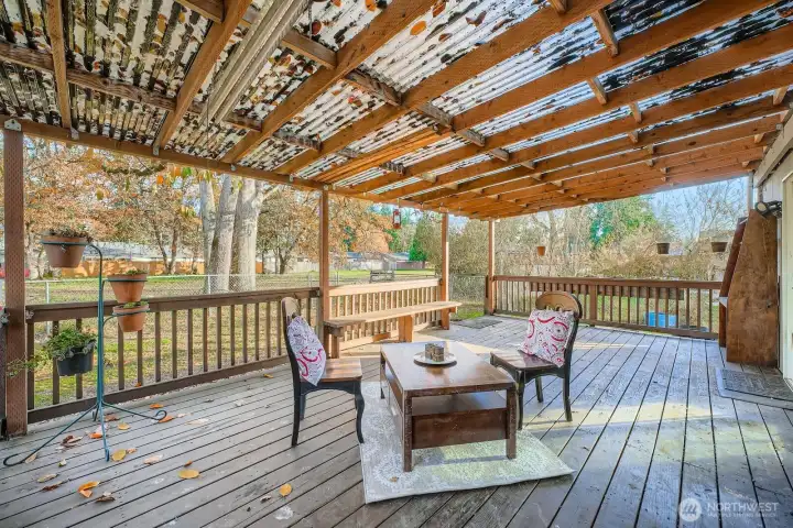Peaceful views of easily accessible greenbelt & oak trees from spacious covered deck. Potting station in right corner & many cute planters/shelves to get you started when Spring comes