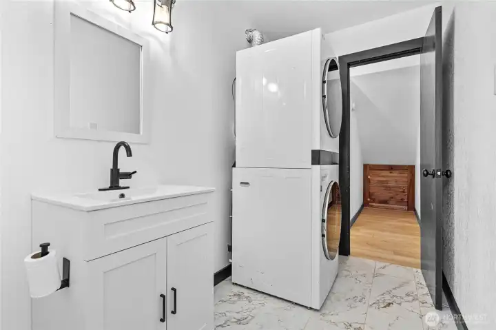 Downstairs bathroom + W/D