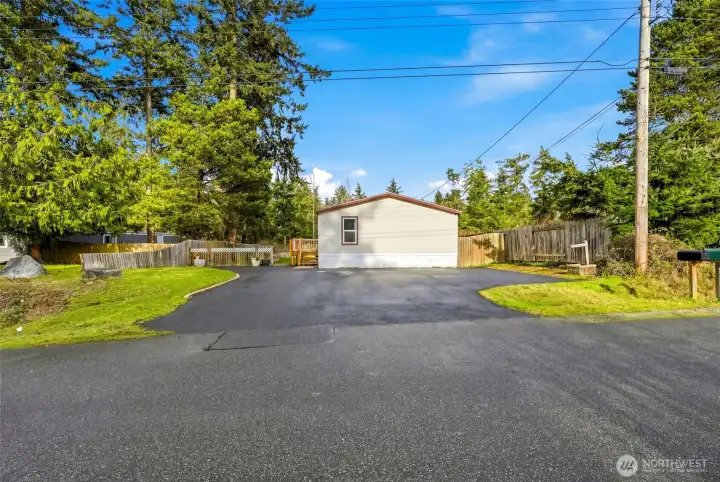 Large driveway offering convenient parking.