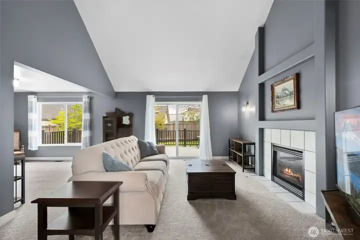 From the entry you walk into the 23'x15' living room with vaulted ceilings.