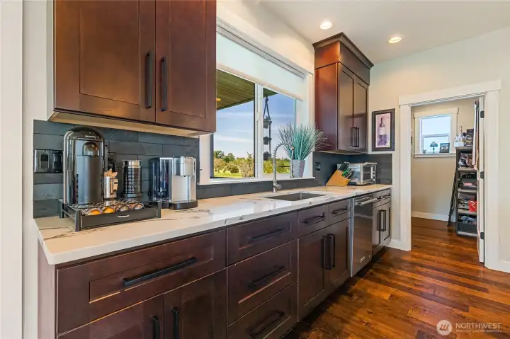 Beautiful custom cabinetry and corian countertops, large picture window with view of the golf course brings in plenty of light. Beautiful custom cabinetry and corian countertops, large picture window with view of the golf course brings in plenty of light.