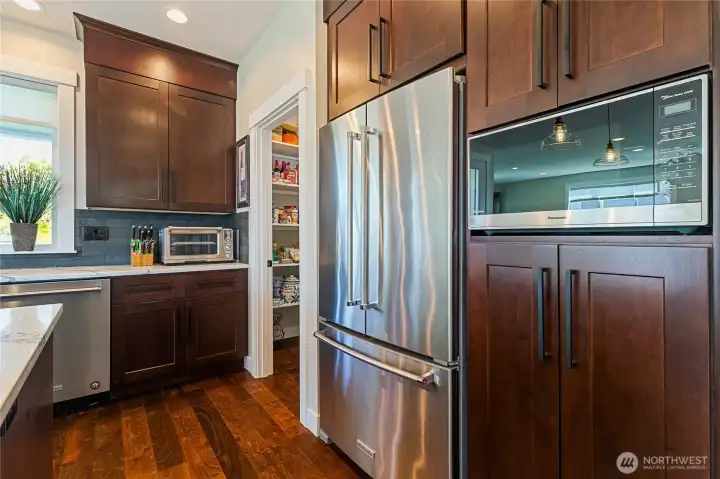 Oodles of storage and built in fridge and microwave. Oodles of storage and built in fridge and microwave.