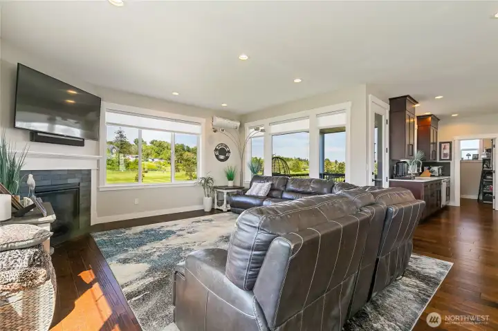 Spacious living room with delightful view and great light. Spacious living room with delightful view and great light.