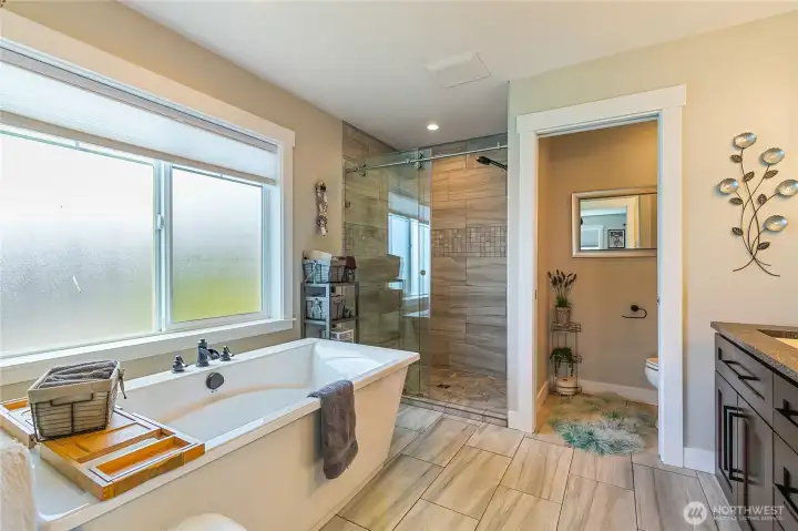 Indulge yourself with a luxurious bath and enjoy true relaxation. Indulge yourself with a luxurious bath and enjoy true relaxation.